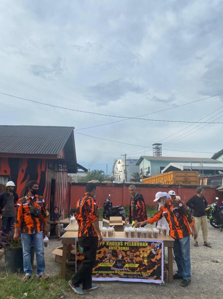 Pembagian takjil oleh PAC PP Khusus Pelabuhan Kota Dumai