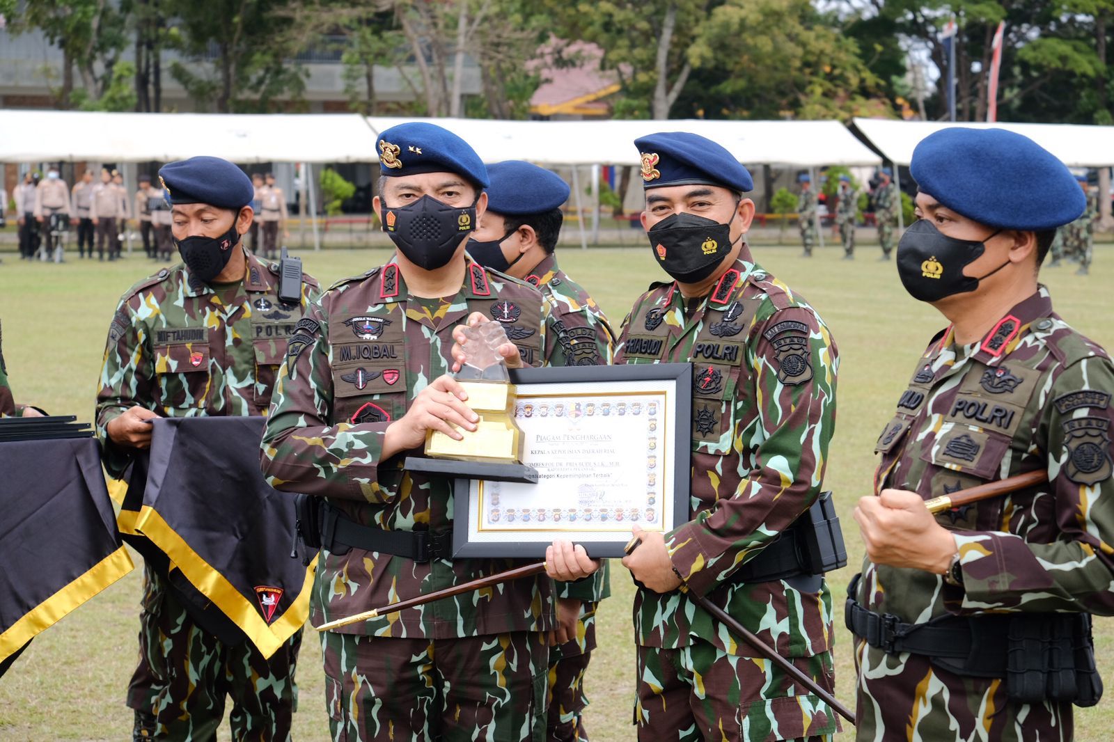 Foto Kapolda Riau M. Iqbal berikan penghargaan