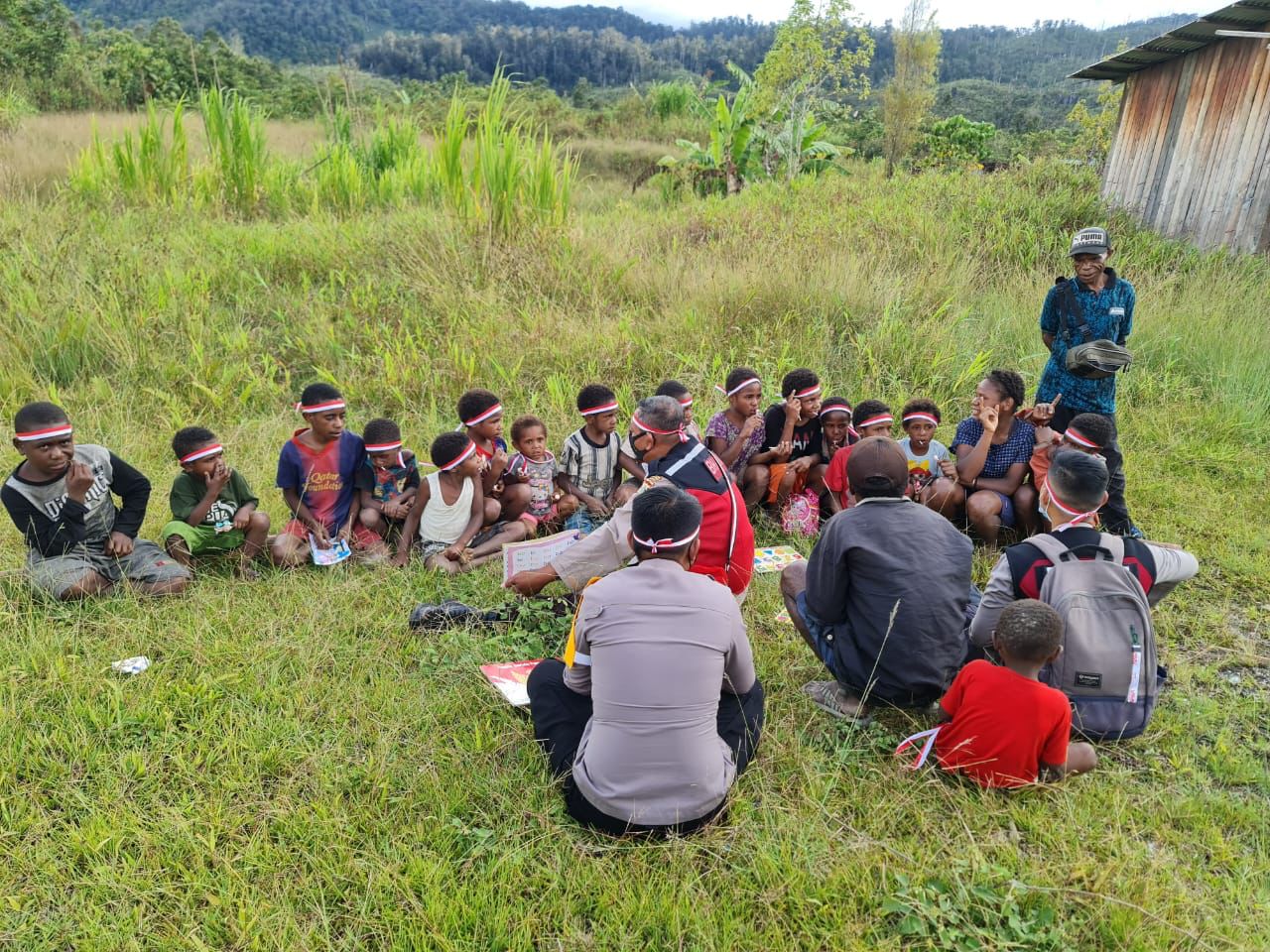 Foto Satgas Binmas Noken Operasi Damai Cartenz 2022 sedang menerangkan Program Kegiatan SI-IPAR