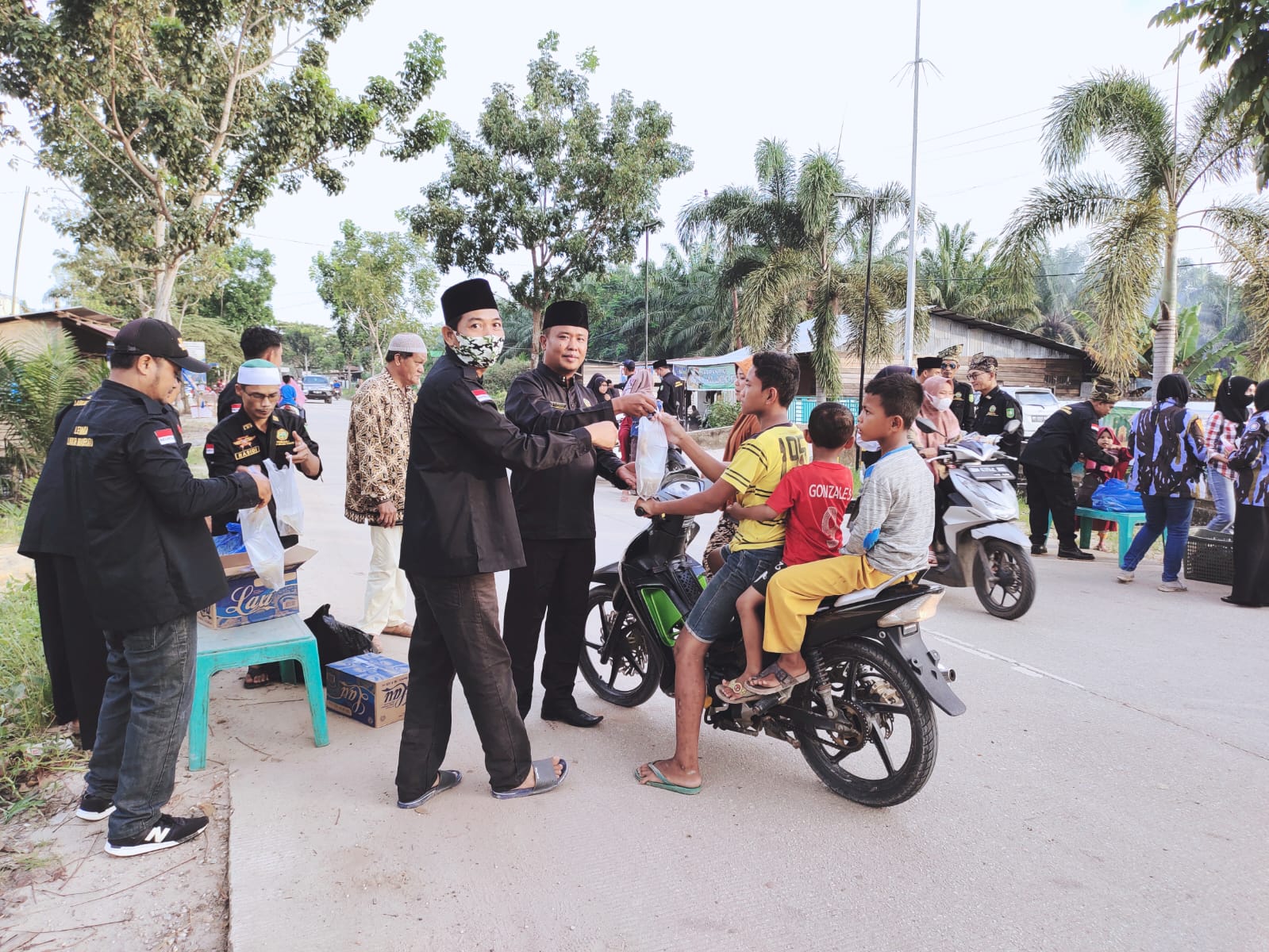 Pengurus LLMB Kecamatan Sungai Sembilan membagikan takjil