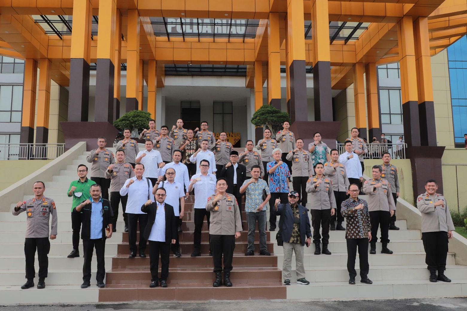 Foto bersama Kapolda Riau Irjen M. Iqbal dengan Komisi II DPR RI