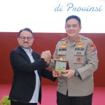 Kapolda Riau Irjen M. Iqbal berfoto dengan anggota Komisi III DPR RI