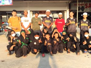 Berbagi Takjil Kepada Masyarakat, Pengurus Pencak Silat Sayyidina Kota Dumai Perbanyak Beramal