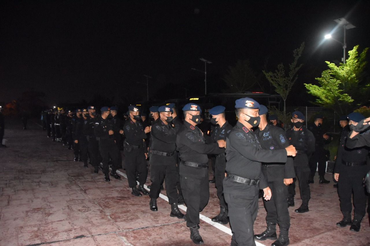 Foto Kapolda Riau lepas 105 satuan Brimob untuk pengamanan unjuk rasa mahasiswa di Jakarta