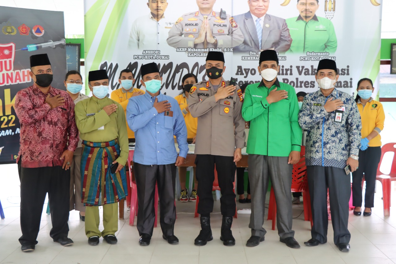 Foto Kapolres, Kepala Kantor Kemenag dan PBNU Kota dalam giat vaksinasi