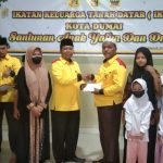Foto Ketua IKTD Kota Dumai Yuhandri, S.P memberikan santunan
