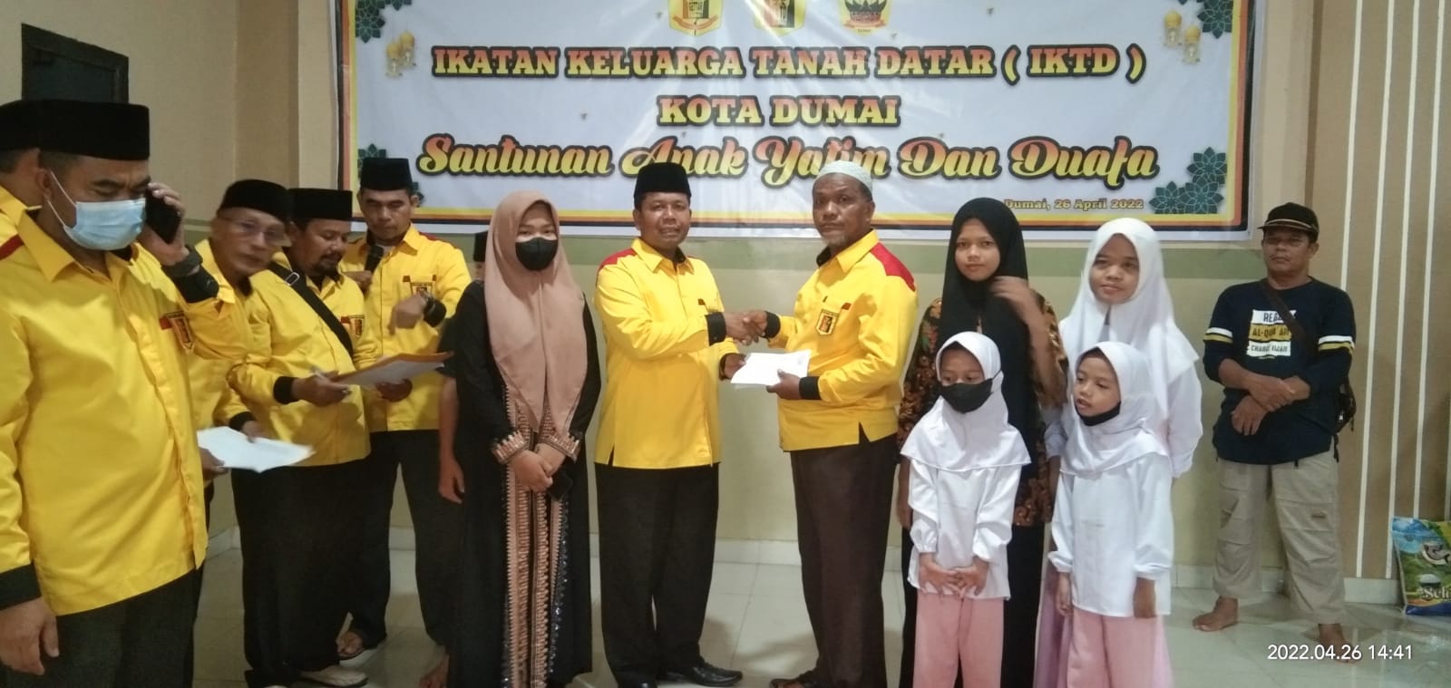 Foto Ketua IKTD Kota Dumai Yuhandri, S.P memberikan santunan