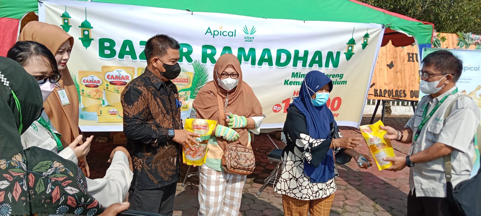 Foto Kamero Bangun, SSL Head Apical Group Dumai sedang layani masyarakat