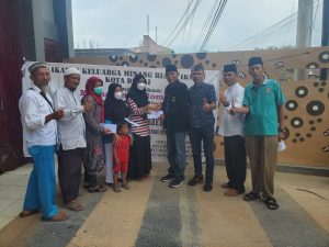 Pengurus IKMR Kota Dumai Salurkan Zakat Mal Kepada Warga IKMR yang Kurang Mampu