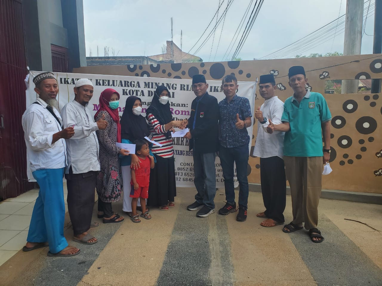 Foto Pengurus IKMR, IWMR dan IPMR menyalurkan Zakat Mal