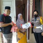 Foto Ketua PWI Dumai dan Kasat Lantas Polres Dumai membagikan bantuan
