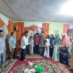 Foto Pengurus IKTAR memberikan santunan ke anak yatim piatu