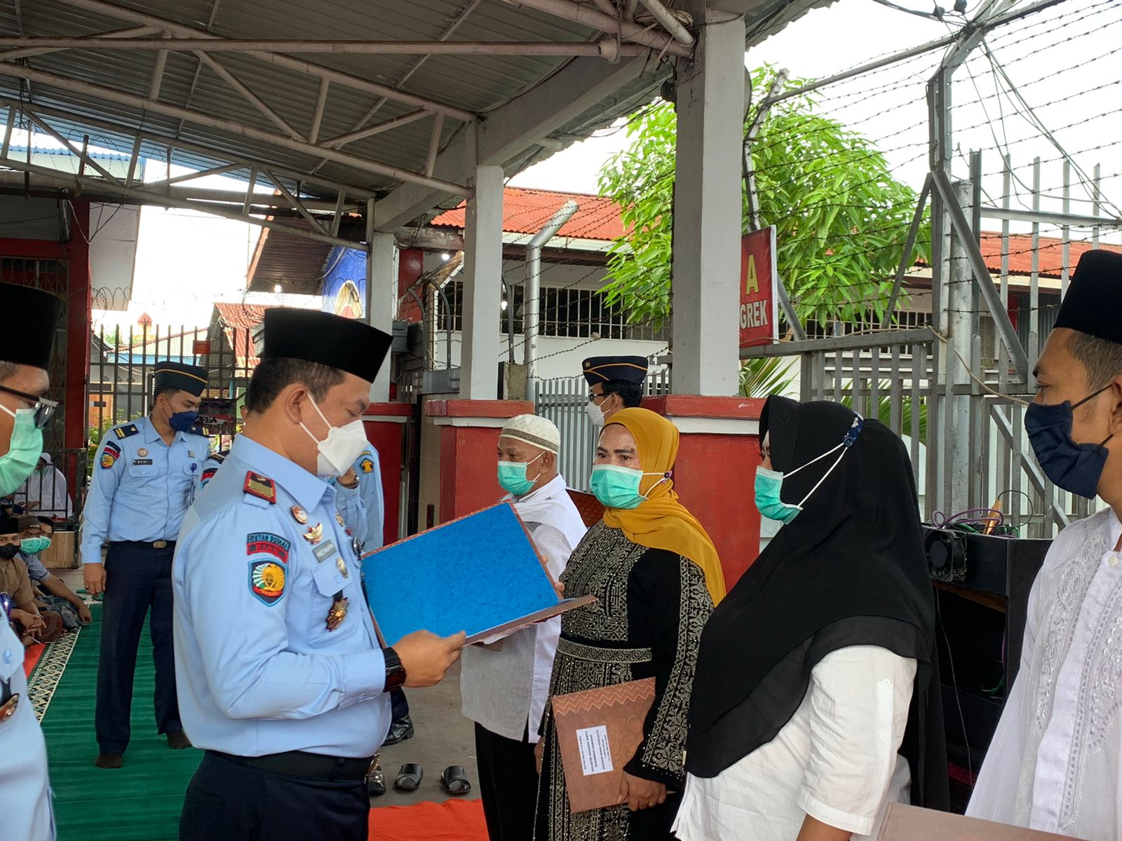 Foto Karutan Kelas IIB Dumai Pance Daniel Panjaitan menyerahkan remisi secara simbolis kepada WBP