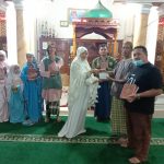 Foto Pengurus IKTAR memberikan sumbangan secara simbolis ke Pengurus Masjid