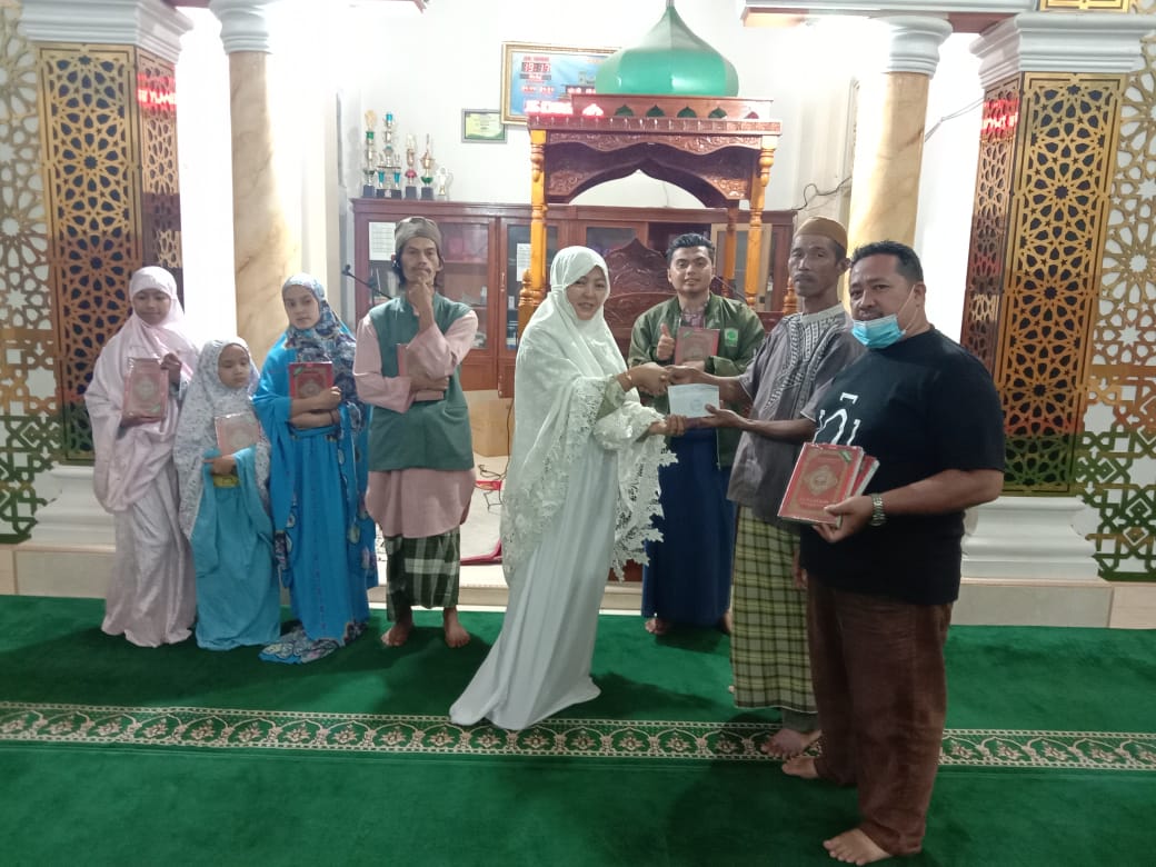 Foto Pengurus IKTAR memberikan sumbangan secara simbolis ke Pengurus Masjid