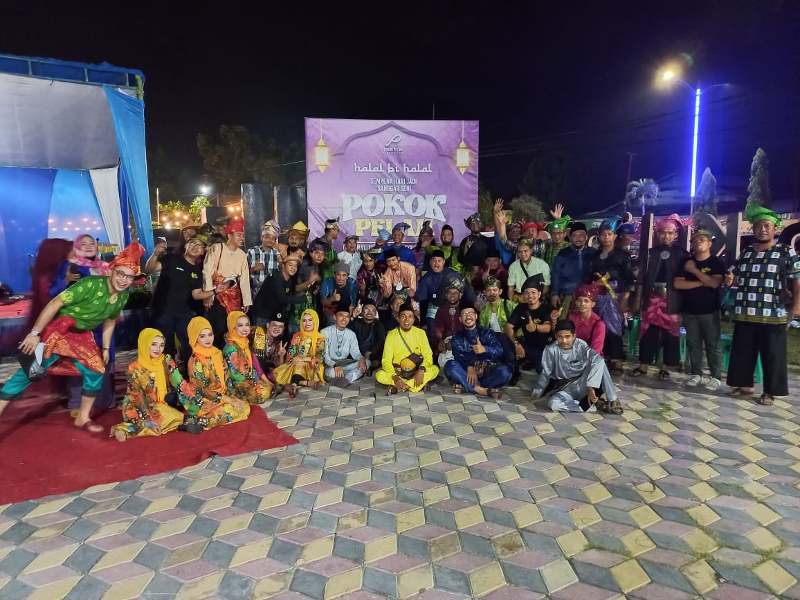 Foto bersama Sanggar Seni Zapin Pokok Pelam