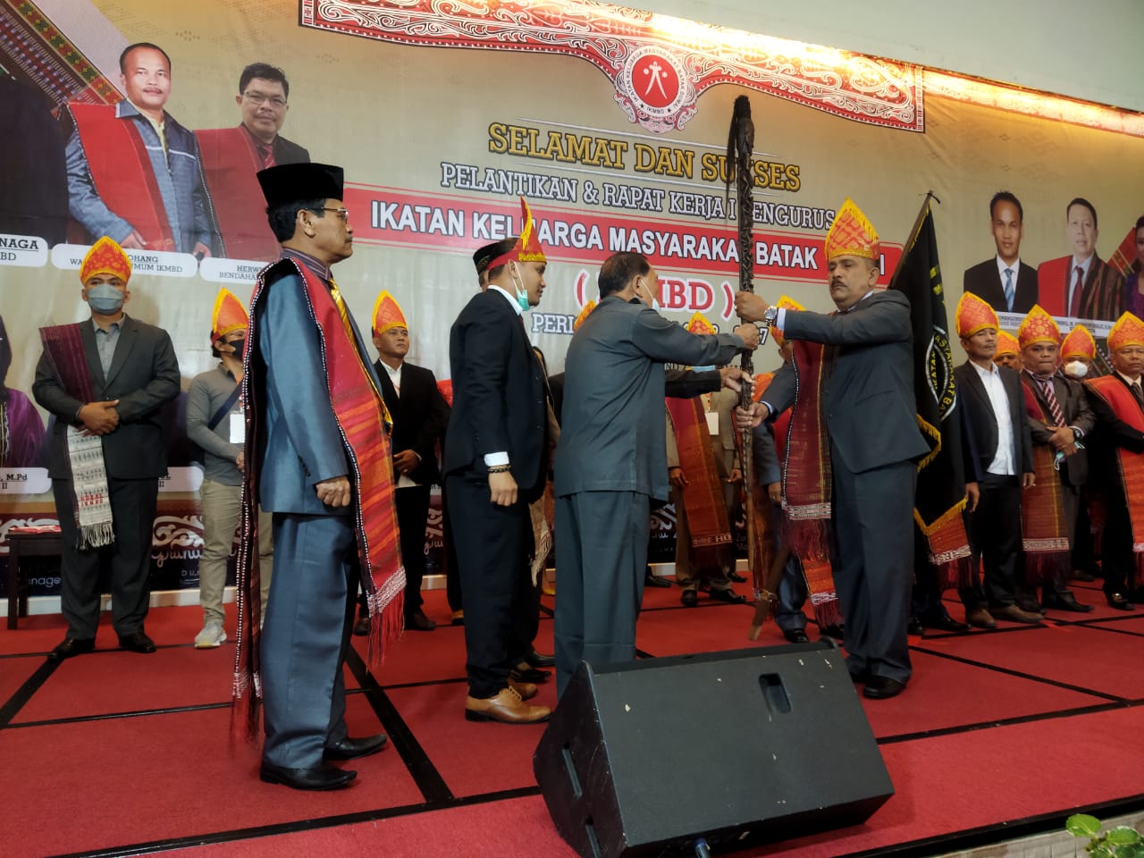 Foto Ketua IKMBD Parlindungan Sinaga menerima tongkat Tunggal Panaluan