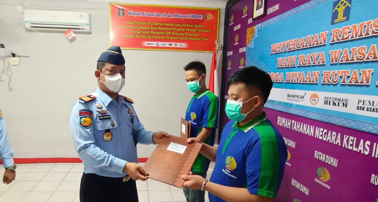 Foto Karutan Kelas IIB Dumai memberikan Remisi kepada WBP secara simbolis