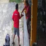 Foto Ilustrasi seseorang menikam orang yang diduga oknum polisi