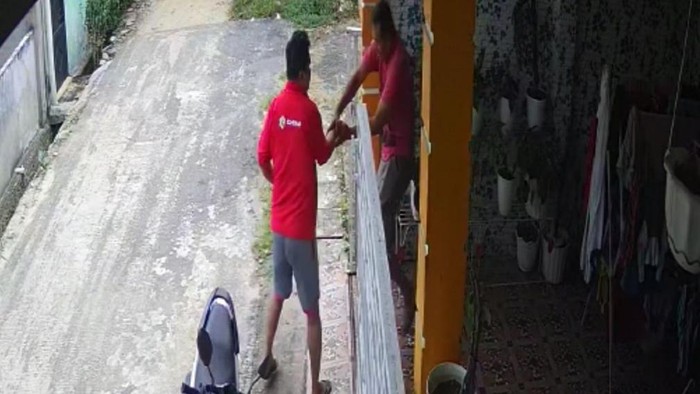 Foto Ilustrasi seseorang menikam orang yang diduga oknum polisi