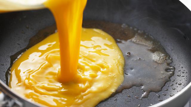 Foto kuning telor dalam proses dimasak