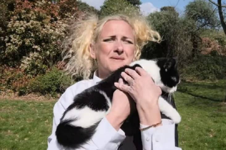 Foto wanita Inggris menikahi kucing peliharaannya sendiri