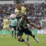 Foto pemain NewCastle berebut bola dengan pemain Arsenal