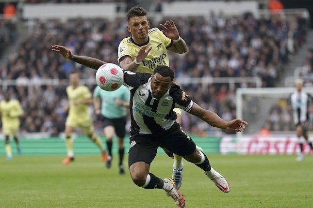 Foto pemain NewCastle berebut bola dengan pemain Arsenal