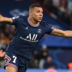 Foto bomber PSG Kylian Mbappe yang dikabarkan pindah ke Real Madrid