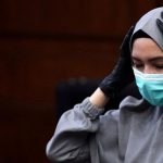Foto ilustrasi artis terpidana dengan menggunakan atribut keagamaan