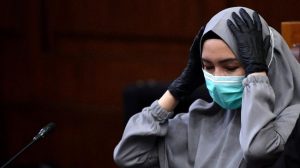 Daftar Terdakwa ‘Mendadak Alim’ di Persidangan