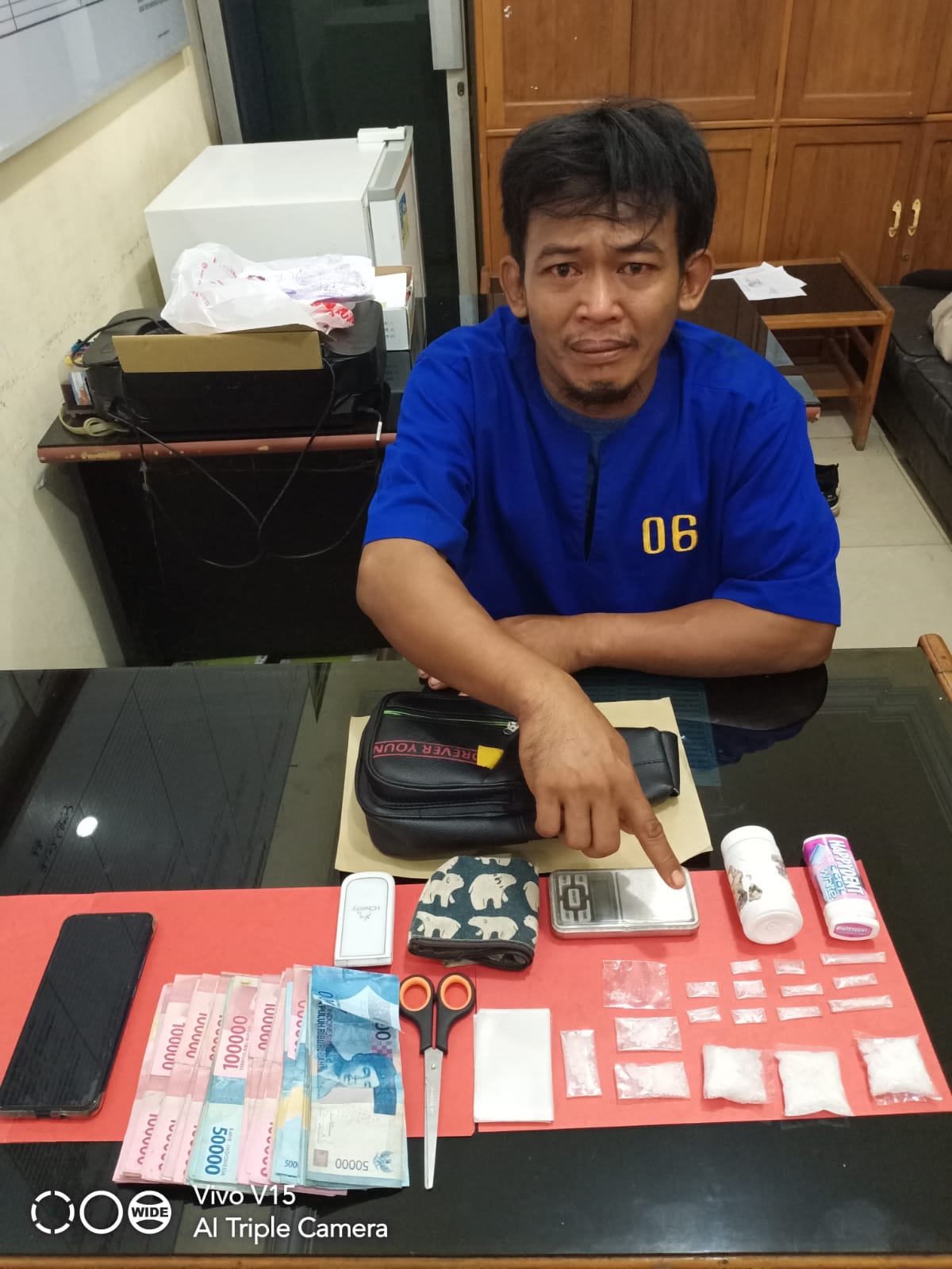 Foto pelaku pengedar narkoba beserta alat bukti yang diamankan Polres Dumai