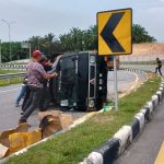 Foto mobil L 300 terbalik di Tol Permai