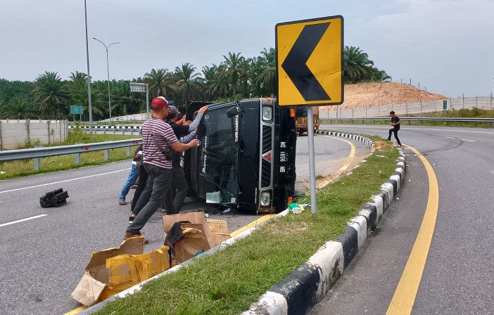 Foto mobil L 300 terbalik di Tol Permai