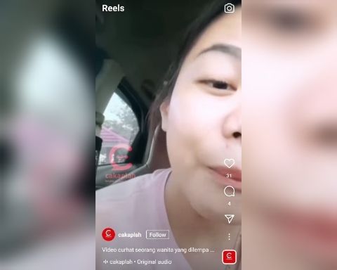 Foto wanita cantik curhat di Medsos