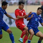 Foto pemain Indonesia berebut bola dengan pemain Thailand