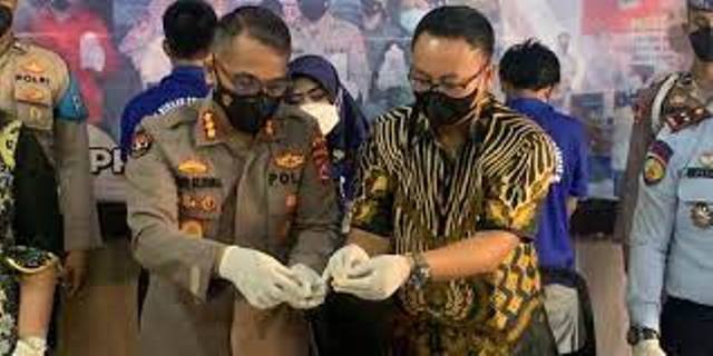 Foto Kepolisian melakukan pemeriksaan narkoba