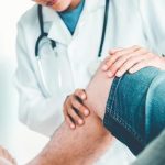 Foto ilustrasi pemeriksaan kesehatan kaki oleh dokter