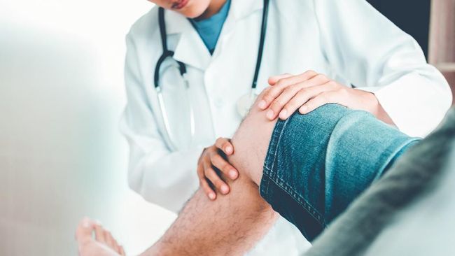 Foto ilustrasi pemeriksaan kesehatan kaki oleh dokter