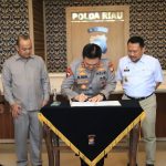 Foto penandatanganan penyerahan tanah dari Pemkab Kampar ke Polda Riau