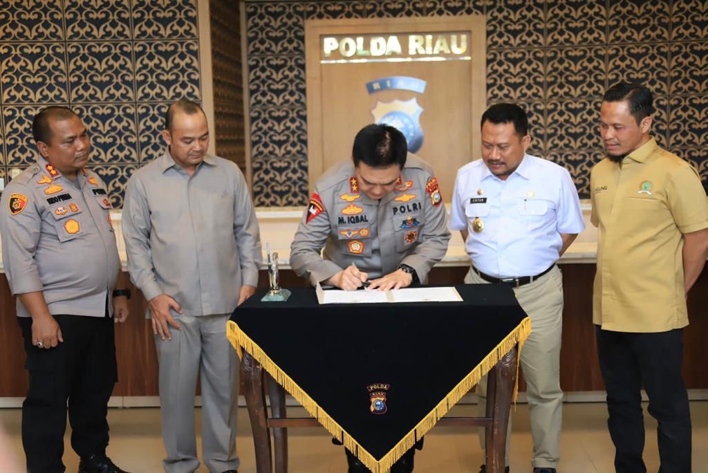Foto penandatanganan penyerahan tanah dari Pemkab Kampar ke Polda Riau