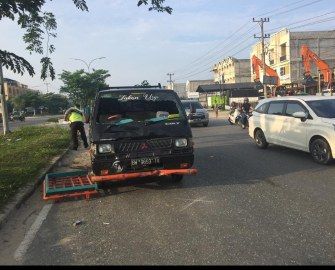 Foto mobil pick up yang ditabrak oleh mahasiswa