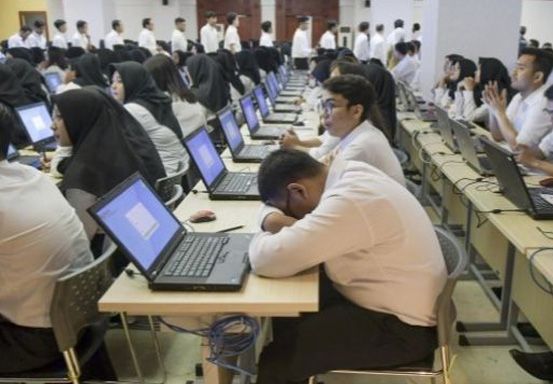 Foto Ilustrasi ratusan para calon CPNS mengikuti ujian