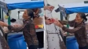 Demi Menyambung Hidup, Emak-emak Ini Rela Jual Buah di Tengah Laut, Basah Kuyup hingga Gemetaran Layani Pembeli