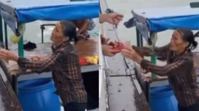 Tangkapan layar video emak-emak penjual buah gemetaran layani pembeli di tengah laut. [Instagram/memomedsos]
