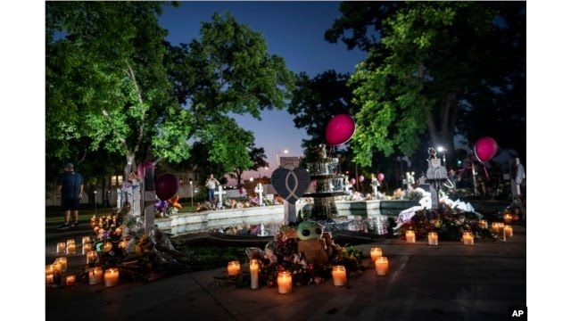 Foto Penyalaan lilin di alun-alun kota untuk mengenang para korban yang tewas dalam penembakan sekolah dasar minggu ini di Uvalde, Texas (dok: AP)