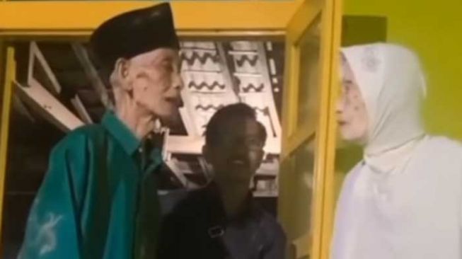 Foto kakek nenek yang kakak beradik bertemu usai puluhan tahun berpisah. [Instagram/santri.daily]