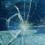 Foto ilustrasi kaca mobil pecah akibat kecelakaan. [Shutterstock]
