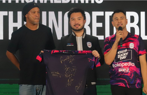 Foto Ronaldinho bersama Raffi Ahmad saat mau main di RANS Nusantara FC (dok: MPI)