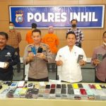 Foto Satreskrim Polres Inhil bersama barang bukti Handphone, kamera dan laptop ilegal tersebut.